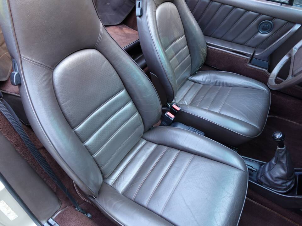 Image 19/40 of Porsche 911 Carrera 3.2 (1986)