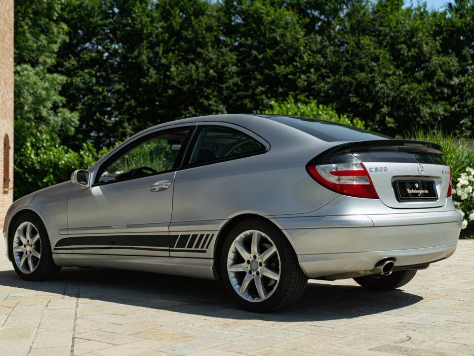 Image 7/50 of Mercedes-Benz C 320 Sportcoupé (2003)