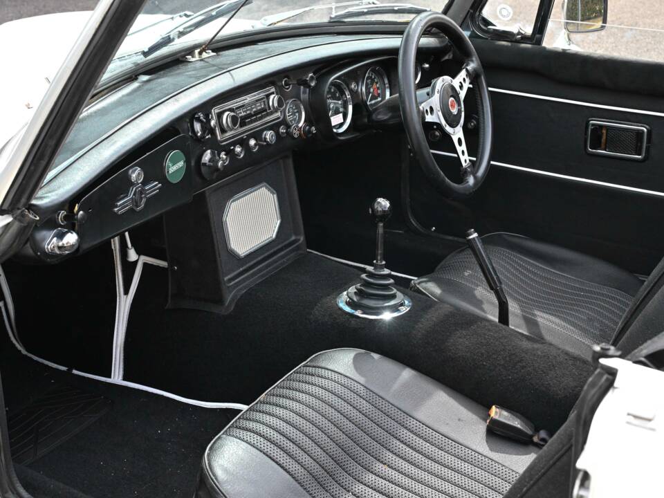 Image 21/50 of MG MGB (1972)