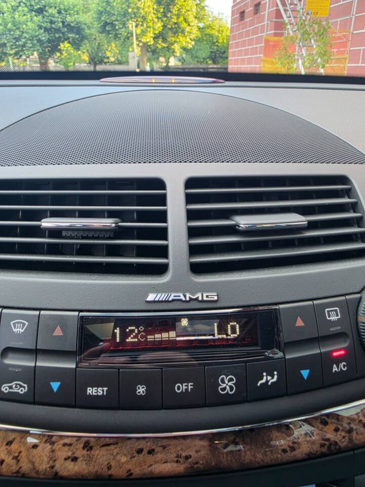 Image 11/13 of Mercedes-Benz E 55 AMG (2006)