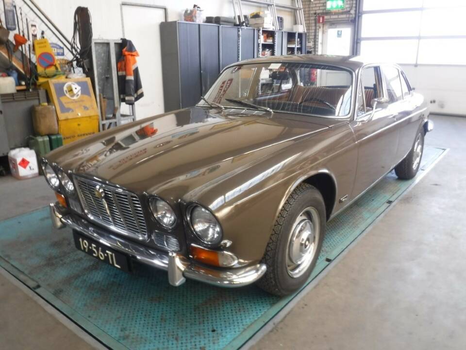 Image 24/50 of Jaguar XJ 6 2.8 (1972)