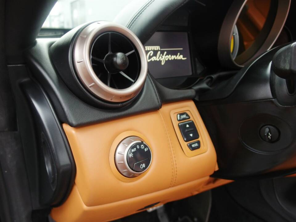Image 43/99 of Ferrari California (2010)