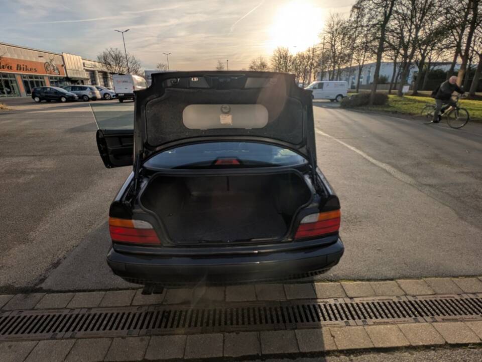 Immagine 15/72 di BMW 328i (1996)