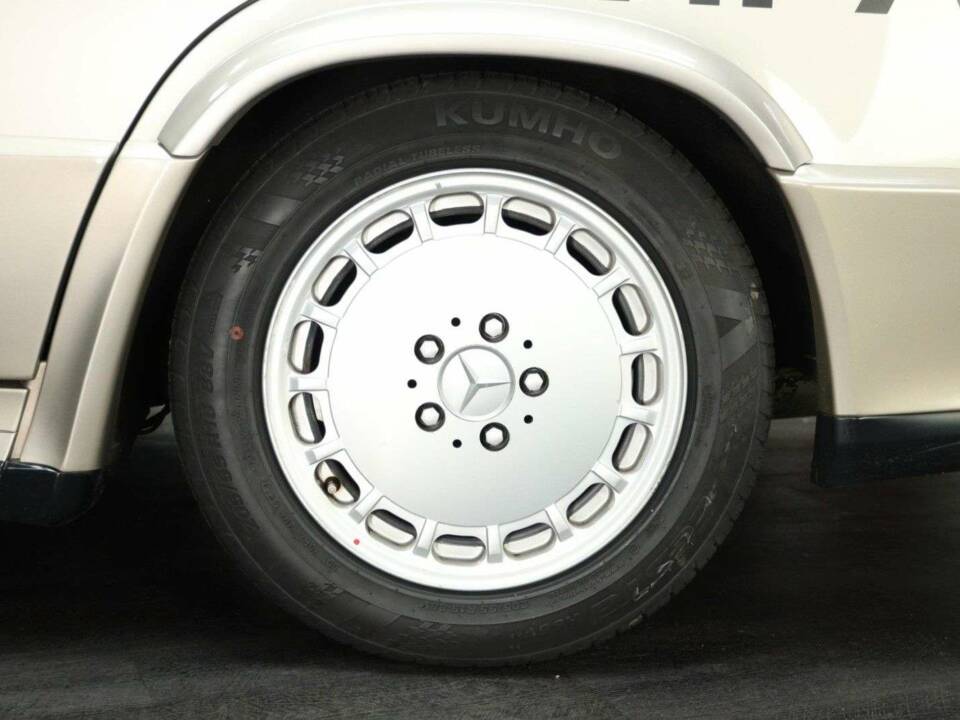Image 30/30 of Mercedes-Benz 190 E 2.3-16 (1984)