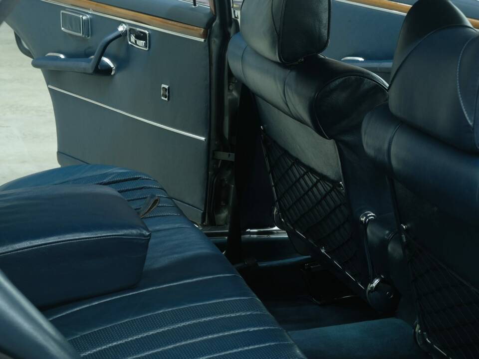 Image 44/50 of Mercedes-Benz 300 SEL 3.5 (1972)