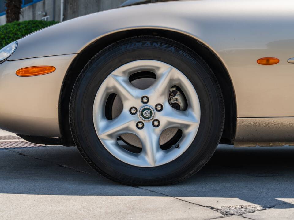 Image 9/91 de Jaguar XK8 4.0 (2000)