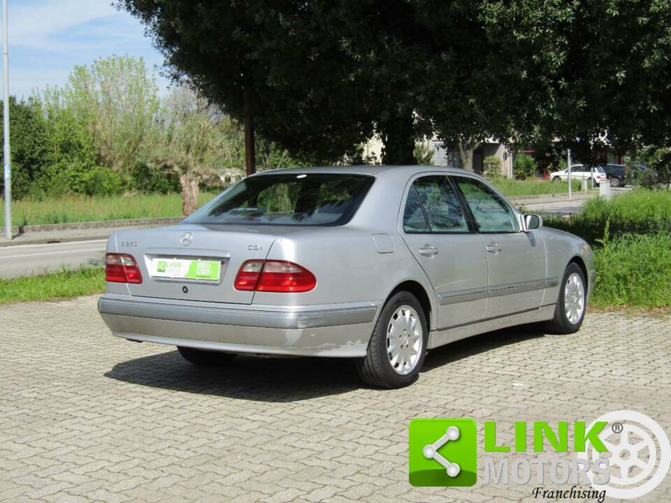 Bild 6/10 von Mercedes-Benz E 270 CDI (2000)