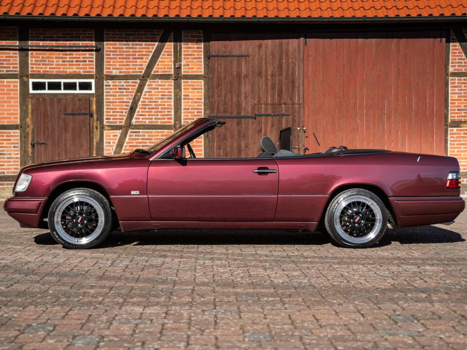 Bild 12/42 von Mercedes-Benz E 200 (1997)