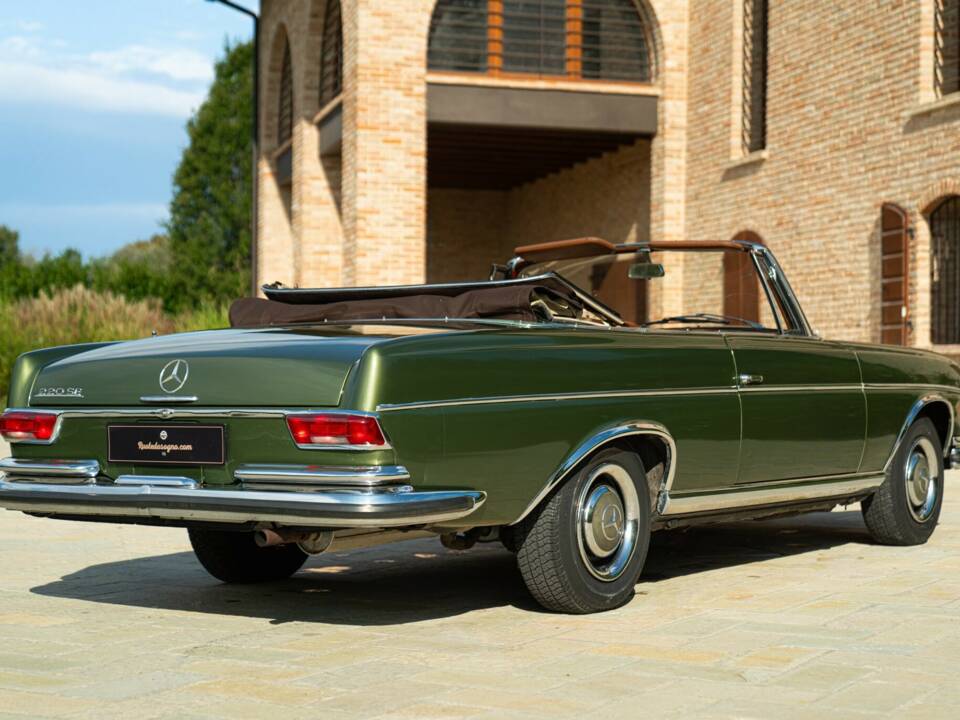 Image 10/50 of Mercedes-Benz 220 SE b (1964)