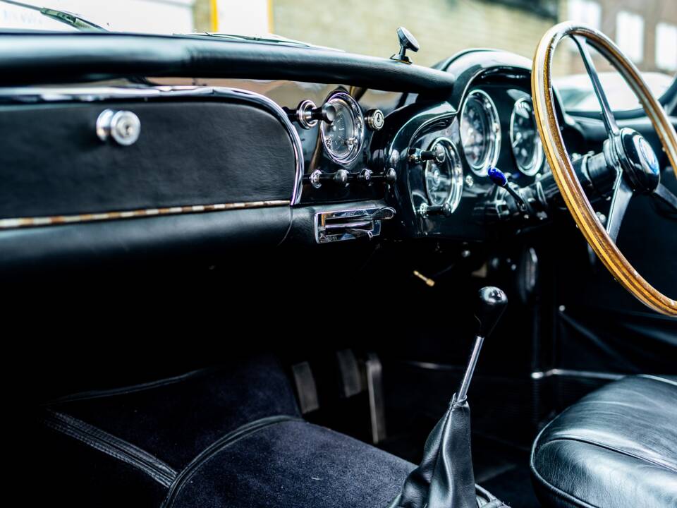 Image 30/50 de Aston Martin DB 4 (1960)