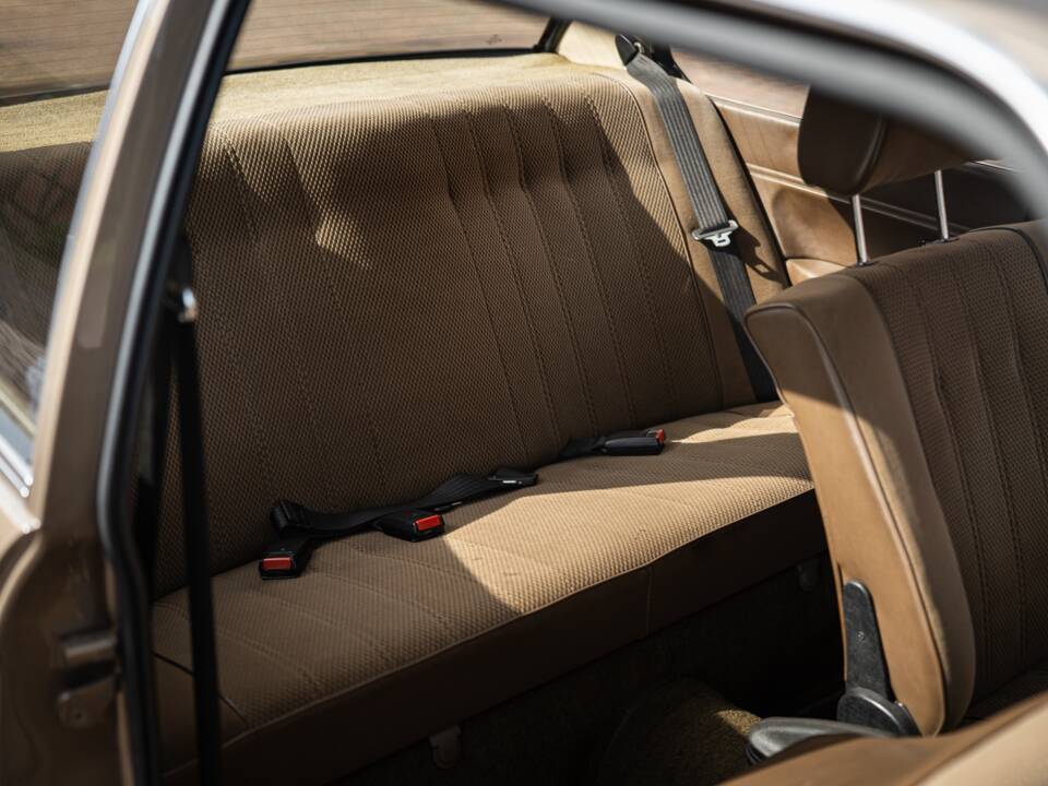 Image 44/76 of BMW 323i (1982)