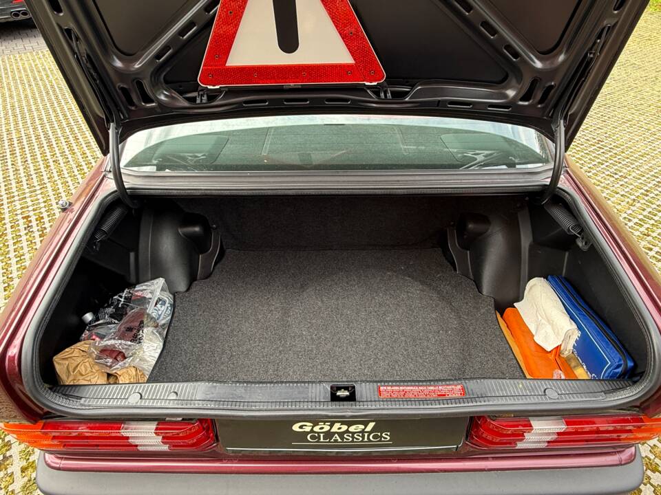 Image 14/40 of Mercedes-Benz 190 E (1982)