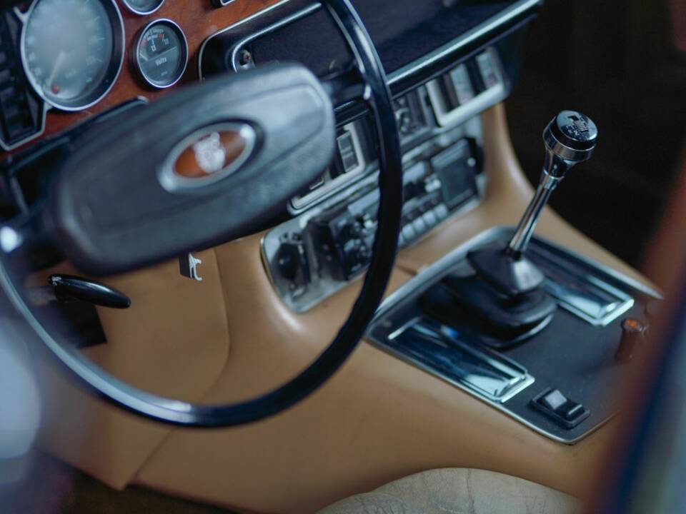 Image 25/26 de Jaguar XJ 6 L 4.2 (1976)