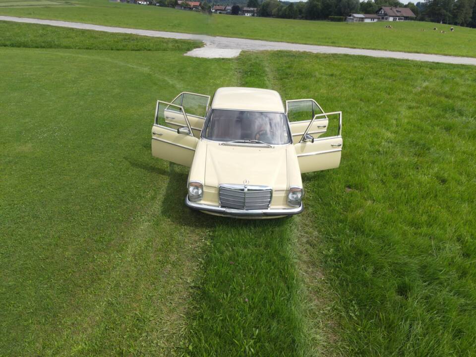 Immagine 7/32 di Mercedes-Benz 200 (1974)