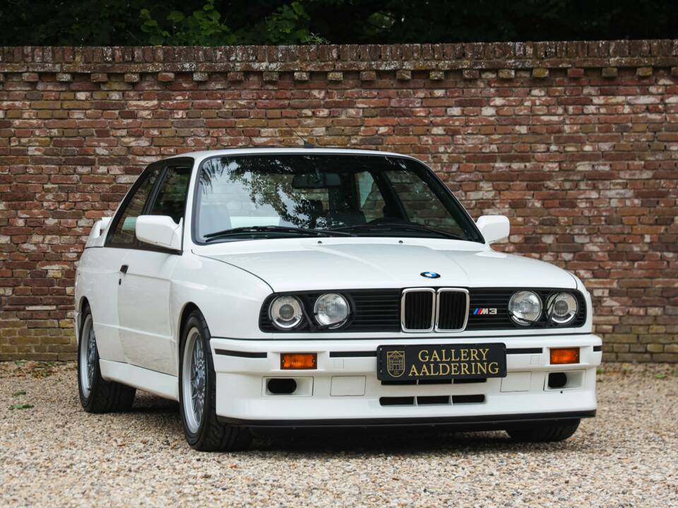 Image 19/50 of BMW M3 (1990)
