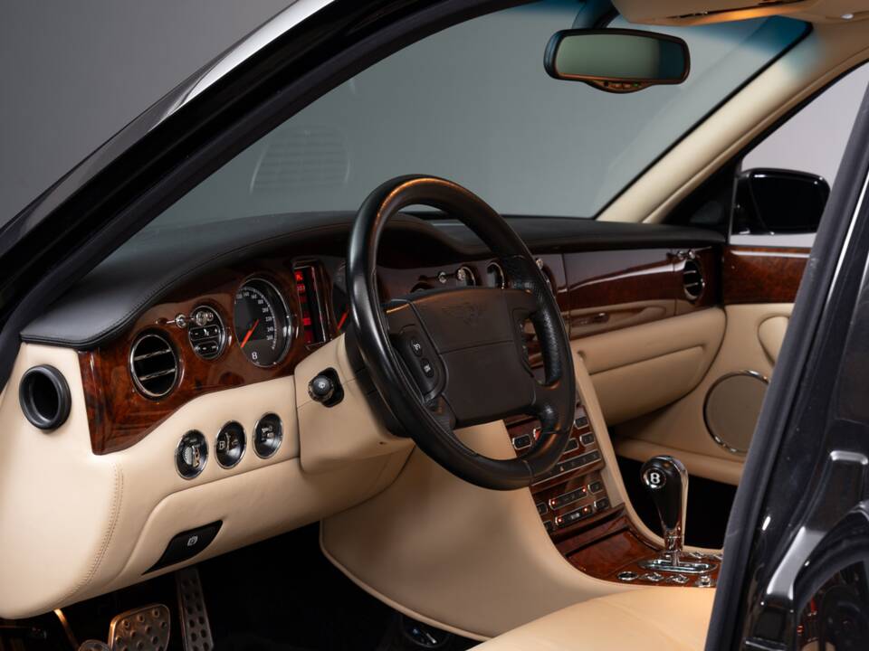 Image 21/46 of Bentley Arnage T (2004)