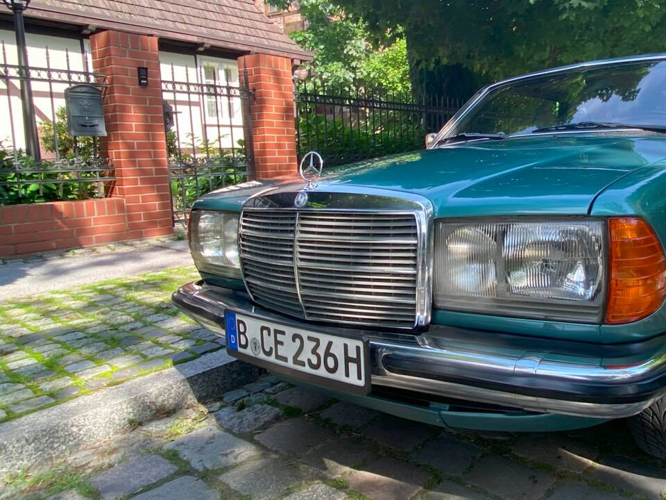 Image 4/66 of Mercedes-Benz 230 CE (1981)