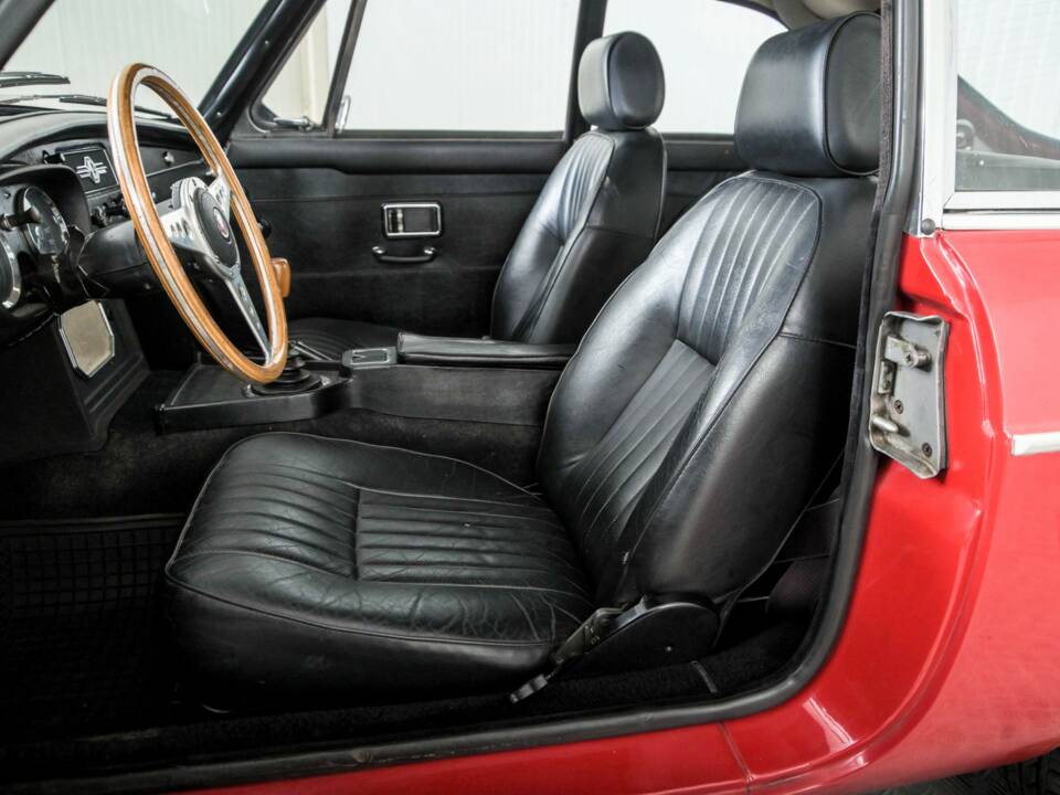 Image 24/50 of MG MGB GT (1967)