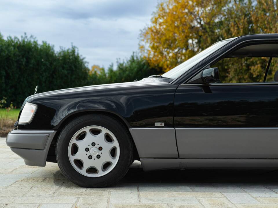 Immagine 16/48 di Mercedes-Benz 200 CE (1990)