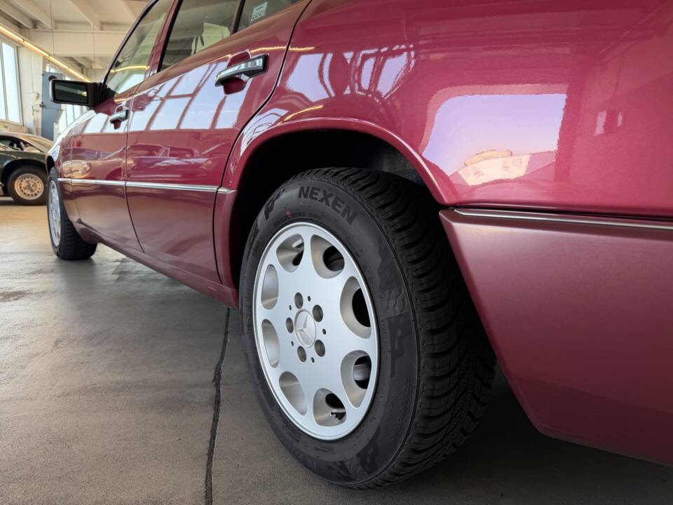 Image 19/21 of Mercedes-Benz 230 E (1992)