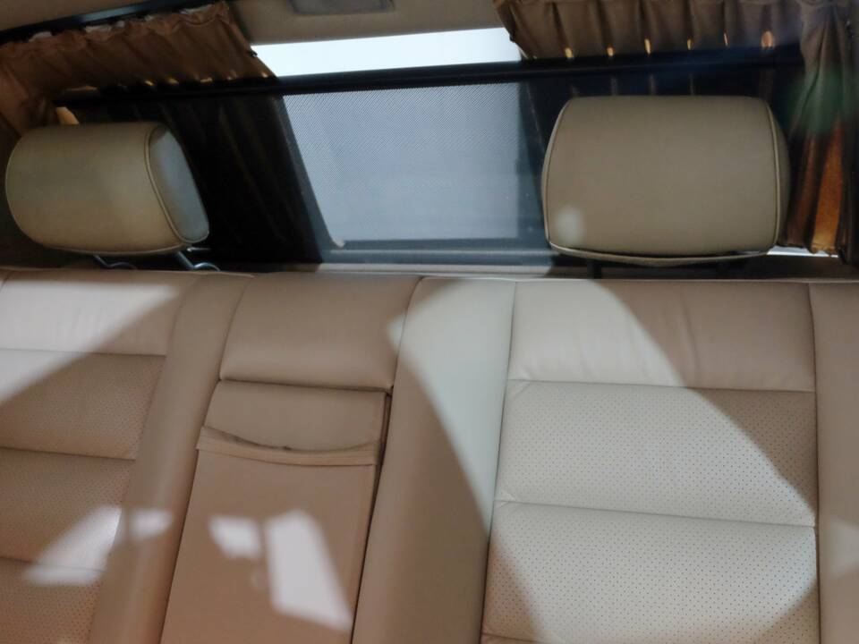 Image 13/32 de Mercedes-Benz 400 E (1991)