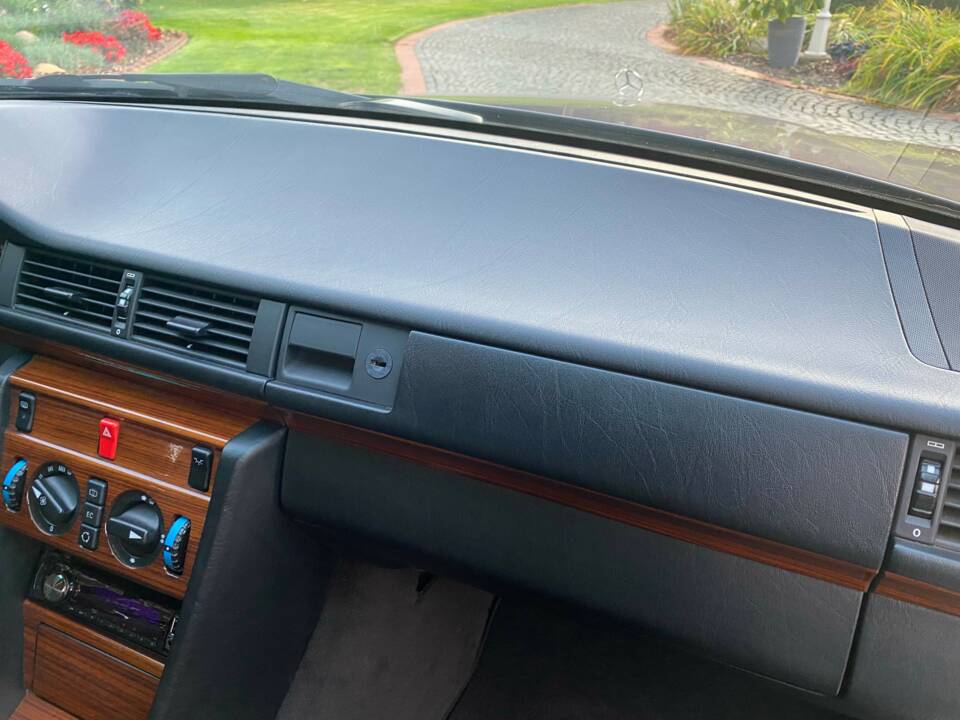 Bild 10/35 von Mercedes-Benz 230 CE (1992)
