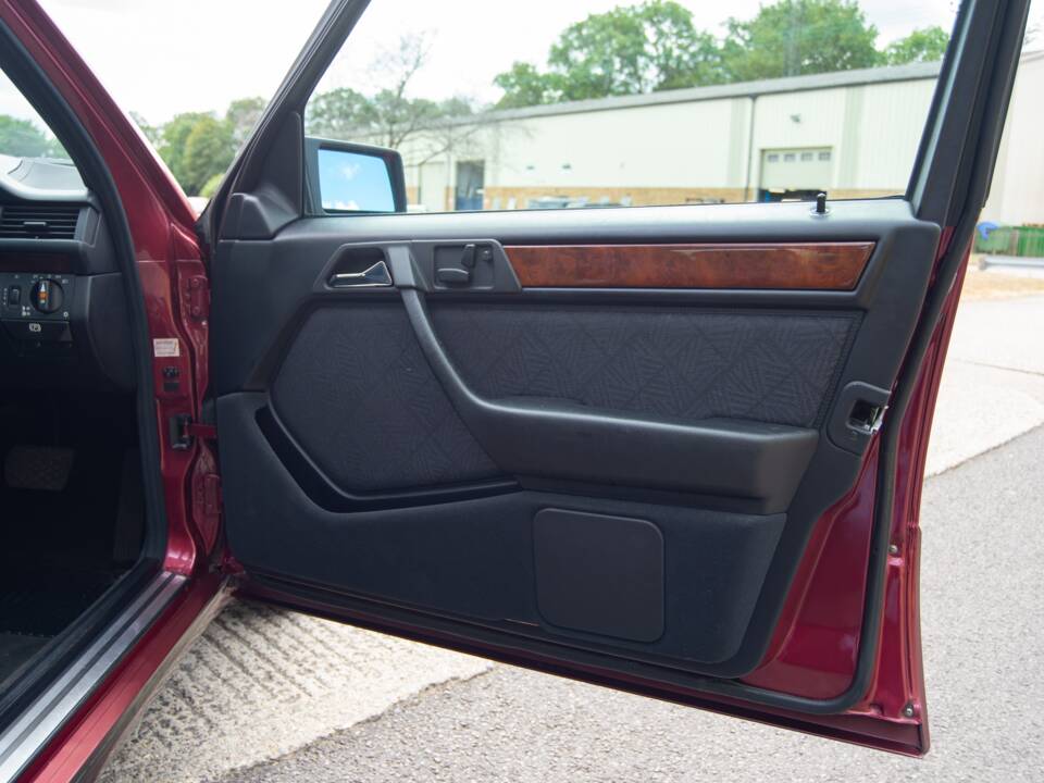 Bild 19/28 von Mercedes-Benz E 320 T (1993)
