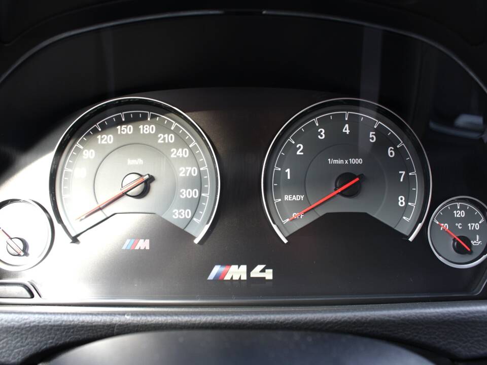 Image 43/98 of BMW M4 (2014)