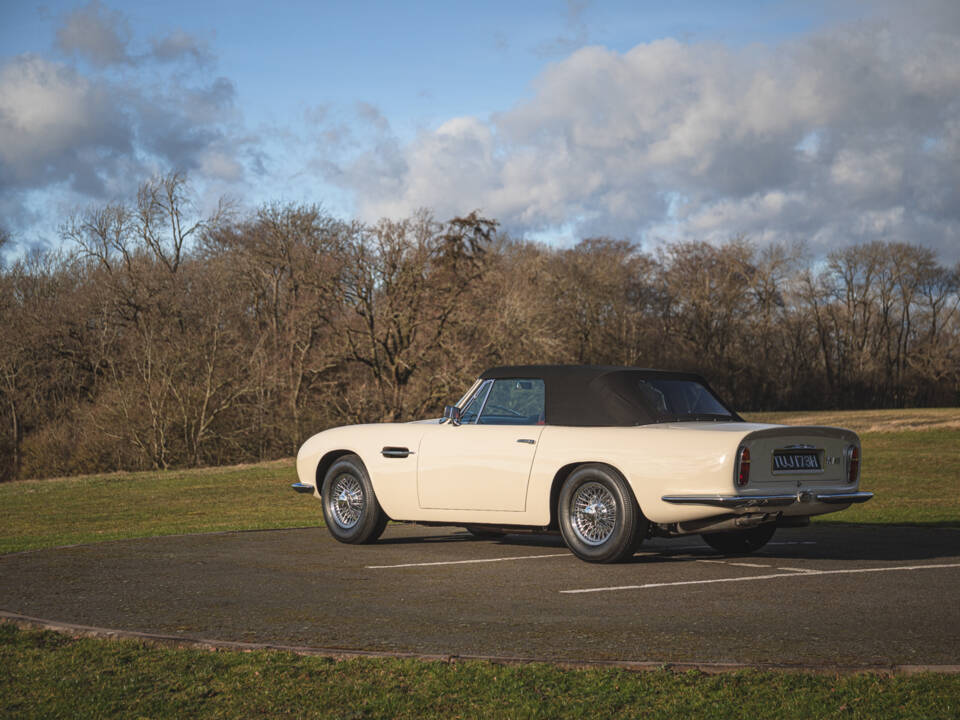 Image 19/42 of Aston Martin DB 6 Mk II Volante (1970)