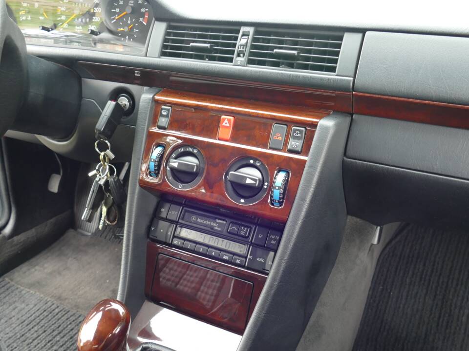 Bild 12/15 von Mercedes-Benz E 200 (1996)