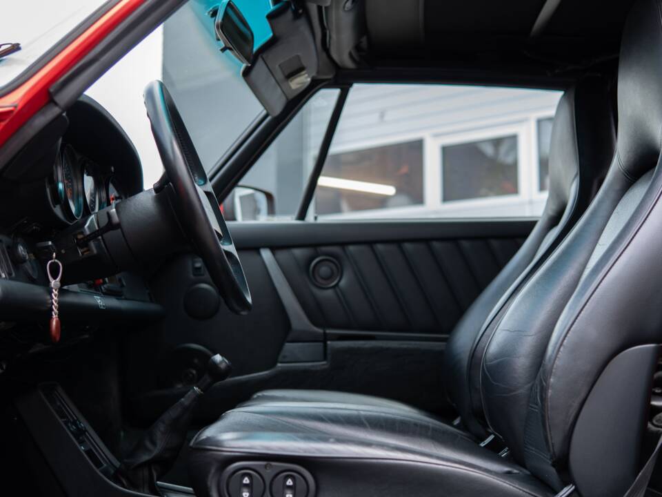 Image 21/29 of Porsche 911 Carrera 3.2 (1989)
