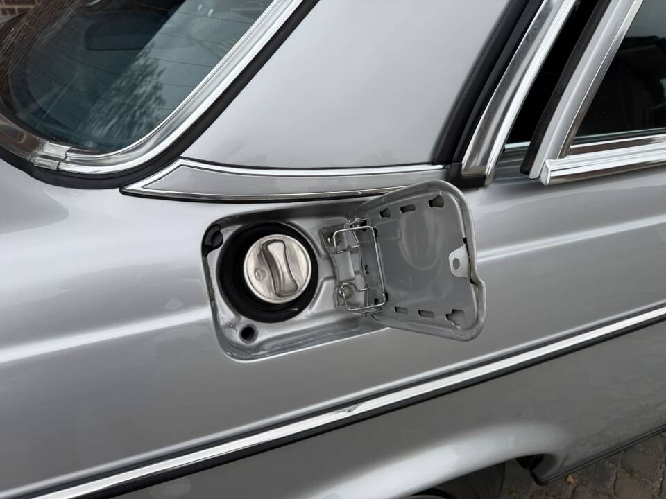 Bild 26/34 von Mercedes-Benz 250 lang (1983)