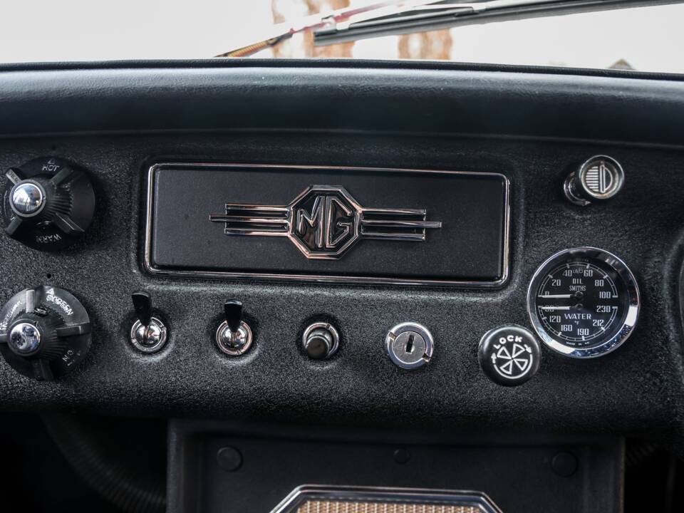 Image 20/40 of MG MGC GT (1968)