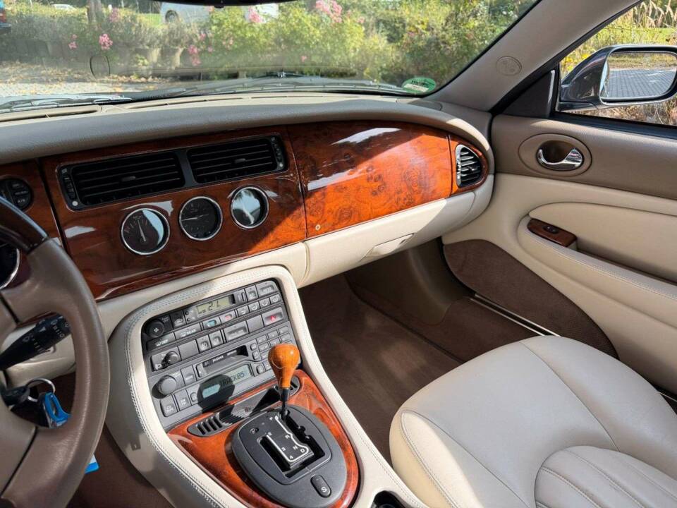 Image 14/35 of Jaguar XK8 4.0 (2002)