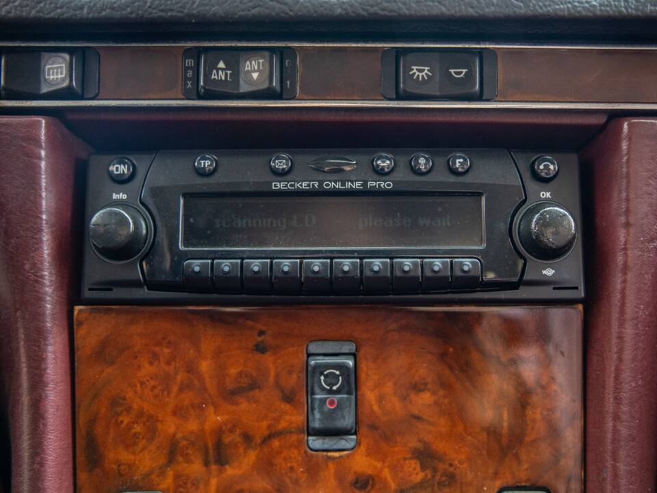 Afbeelding 37/50 van Mercedes-Benz 560 SL (1986)