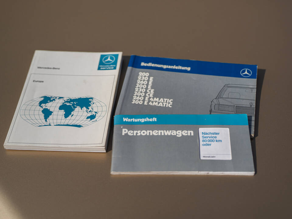 Image 40/40 of Mercedes-Benz 300 CE (1987)