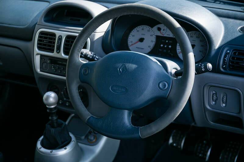 Image 17/34 of Renault Clio II V6 (2002)