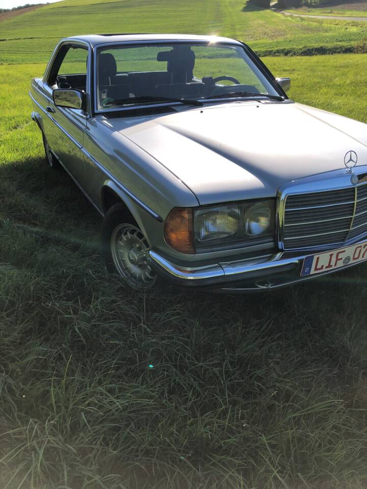 Afbeelding 14/53 van Mercedes-Benz 230 CE (1984)