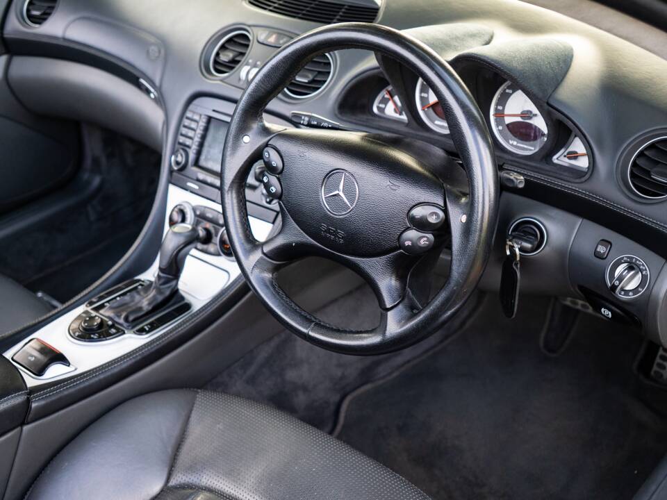 Image 35/45 of Mercedes-Benz SL 55 AMG (2004)