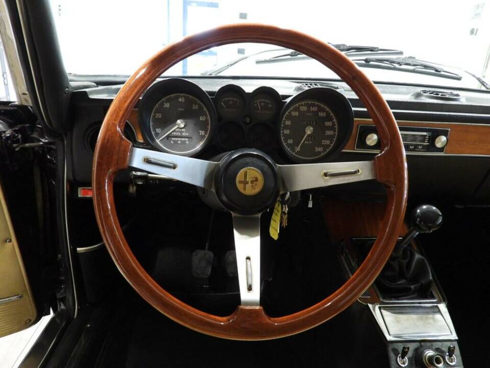 Image 7/15 of Alfa Romeo 2000 GT Veloce (1973)