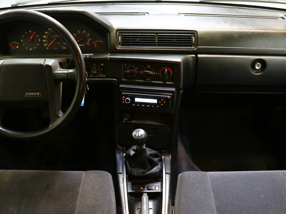 Image 25/34 of Volvo 940 2.3i (1991)