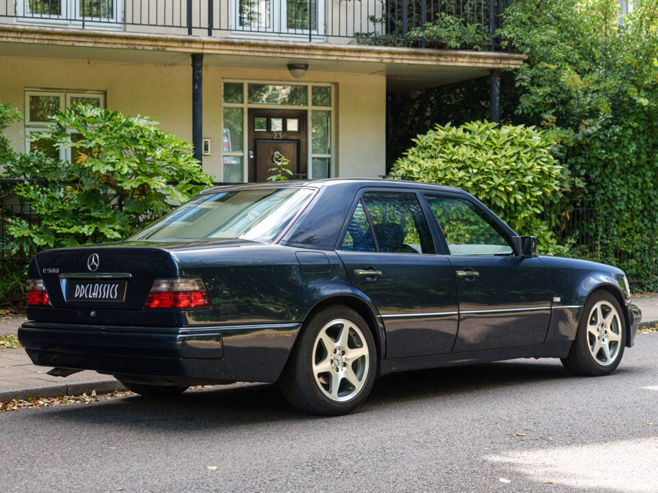 Imagen 3/27 de Mercedes-Benz E 500 Limited (1994)