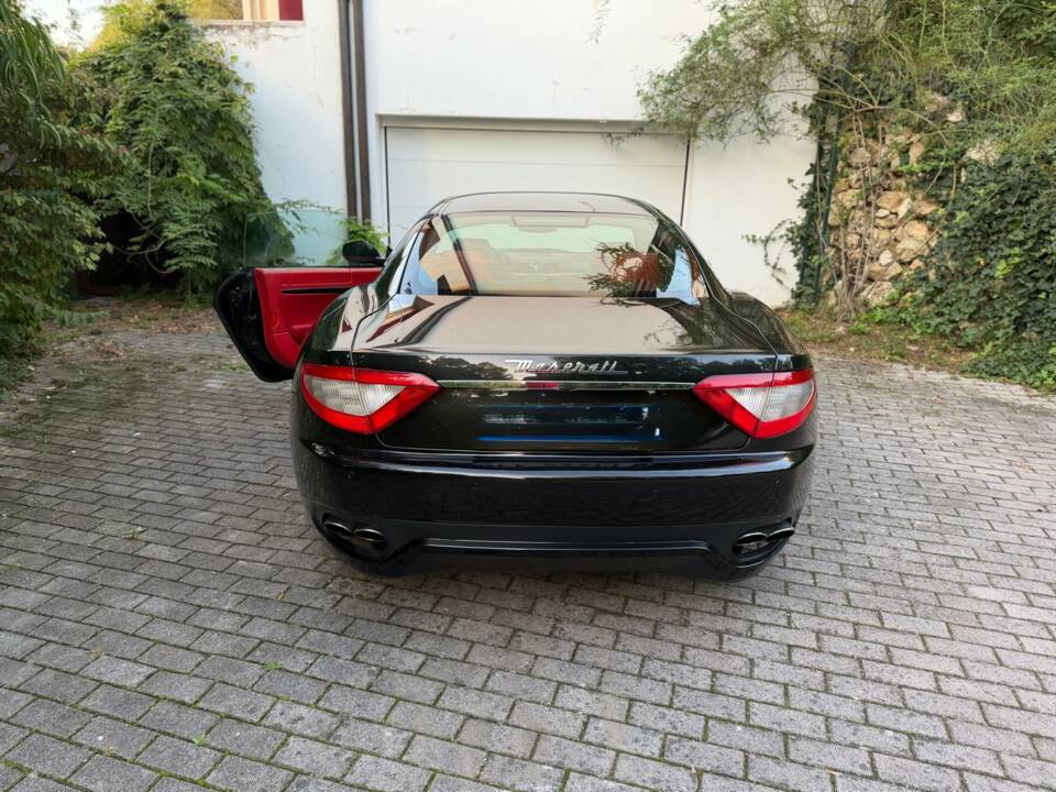 Image 15/22 of Maserati GranTurismo 4.2 (2008)