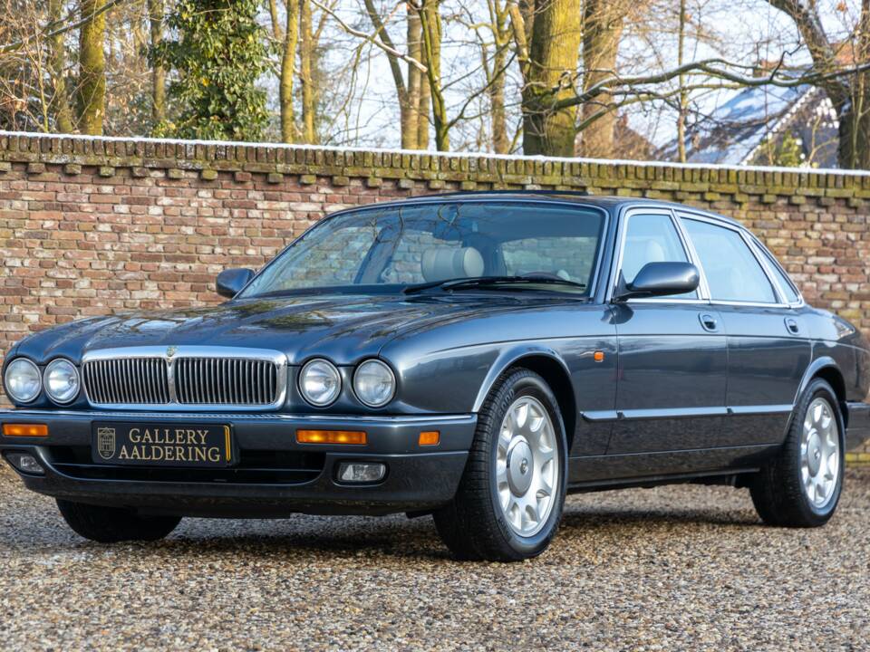 Image 1/50 of Jaguar XJ 6 4.0 Sovereign (1995)
