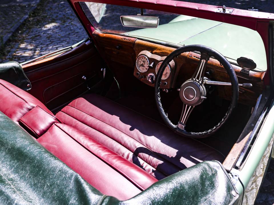 Image 13/30 of Triumph 2000 Roadster (1949)