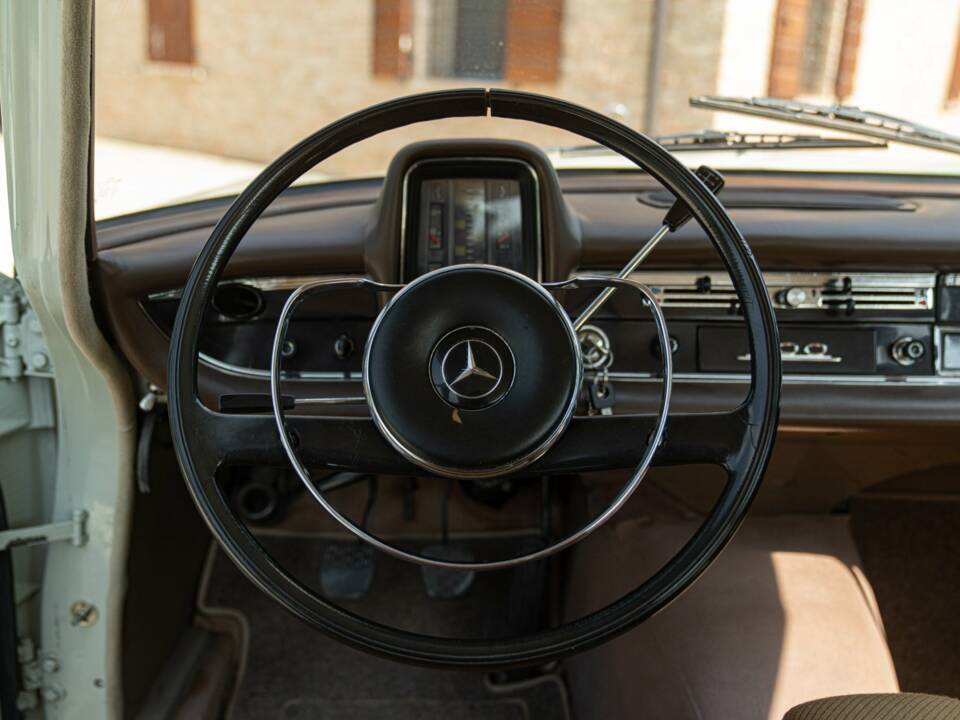 Image 48/50 of Mercedes-Benz 200 (1966)