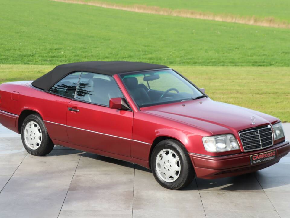 Image 1/50 of Mercedes-Benz E 220 (1994)