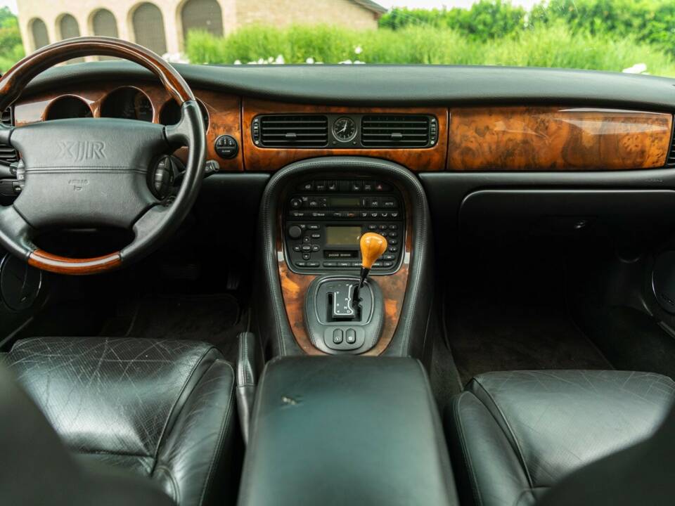 Image 46/50 de Jaguar XJR 4.0 (2000)
