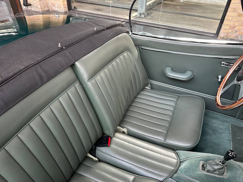 Image 13/19 de Jaguar XK 150 OTS (1958)