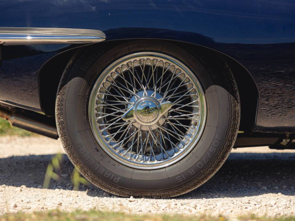 Image 16/50 de Jaguar E-Type (1969)
